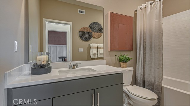 Detail Gallery Image 3 of 22 For 564 Calderwood Ln, Rialto,  CA 92377 - 4 Beds | 3 Baths