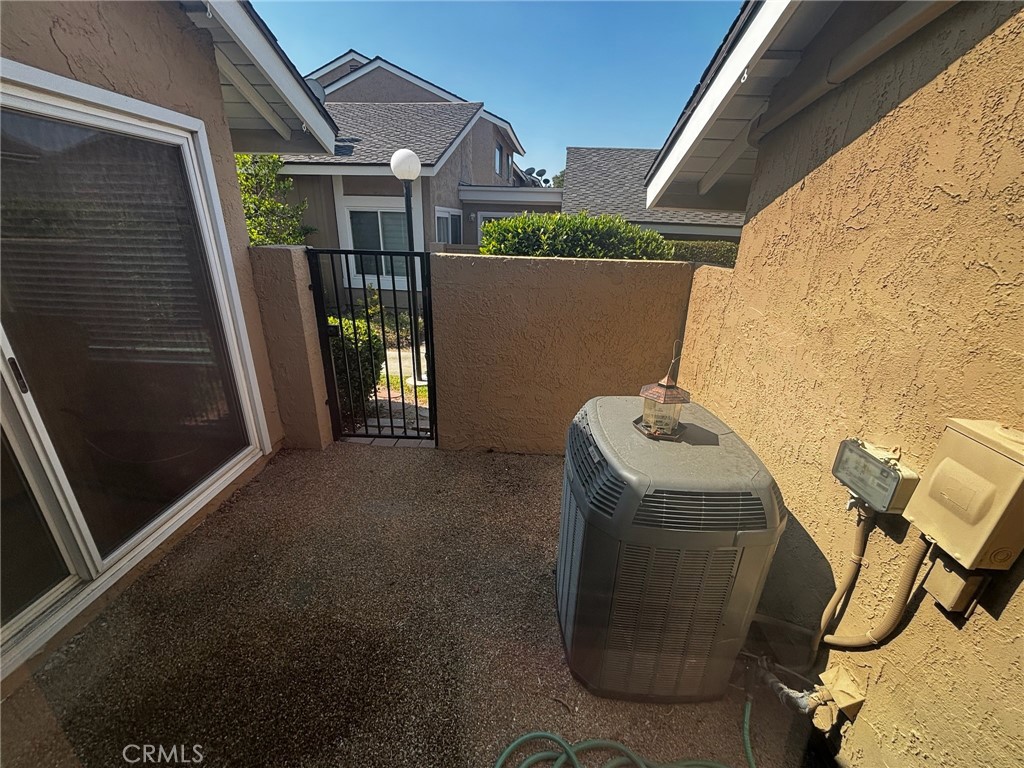 https://media.crmls.org/medias/eabbf5b8-7658-46a4-94ac-3494d9f9641b.jpg?preset=X-Large