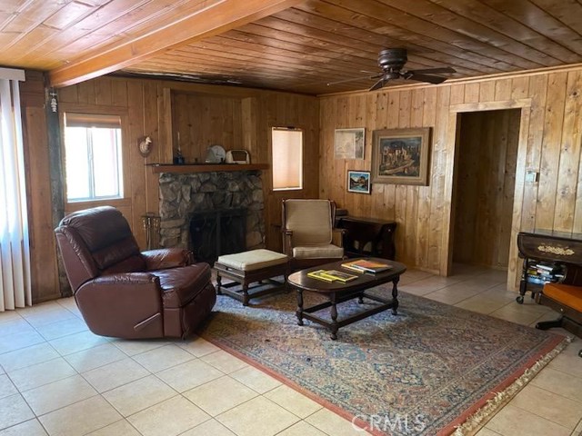 544 Community Drive, Lake Arrowhead CA: https://media.crmls.org/medias/eabc66dd-1a6d-4de3-9105-665fa40475e5.jpg