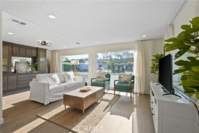Detail Gallery Image 6 of 68 For 5168 Indian Ct, Oceanside,  CA 92057 - 2 Beds | 2 Baths