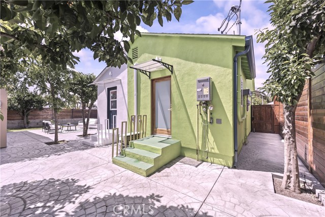 5606 White Oaks Avenue, Encino CA: https://media.crmls.org/medias/eac10245-d38f-42bf-b716-3f23205af7b0.jpg