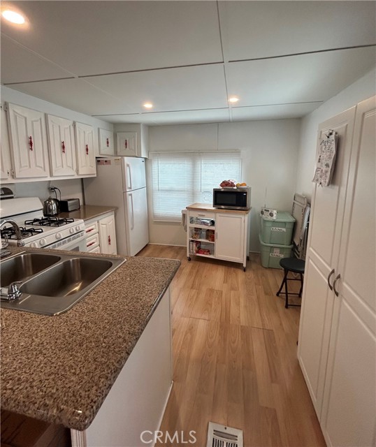 Detail Gallery Image 5 of 28 For 525 Gilbert St #115,  Anaheim,  CA 92801 - 1 Beds | 1 Baths