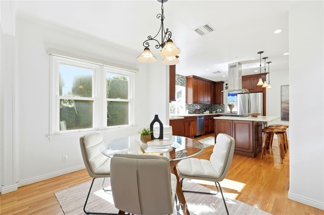 Detail Gallery Image 9 of 39 For 1025 N Screenland Dr, Burbank,  CA 91505 - 3 Beds | 2 Baths