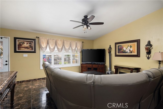 Detail Gallery Image 7 of 22 For 114 Chiapas Ave, Bakersfield,  CA 93307 - 3 Beds | 2 Baths