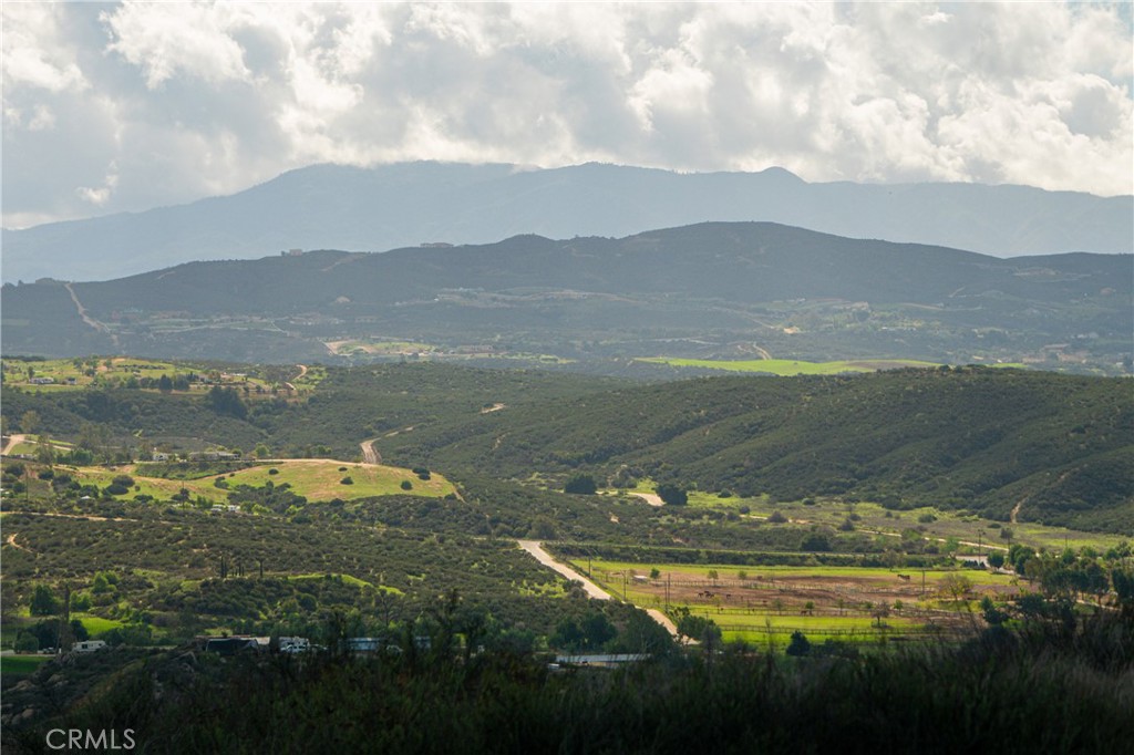 https://media.crmls.org/medias/eac6506c-4d9b-4251-bb54-948843617132.jpg?preset=X-Large