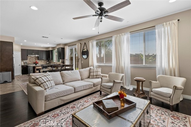 5381 Campania Way, Fontana CA: https://media.crmls.org/medias/eac68d4b-c9c3-4e35-a550-3ad927543fa0.jpg