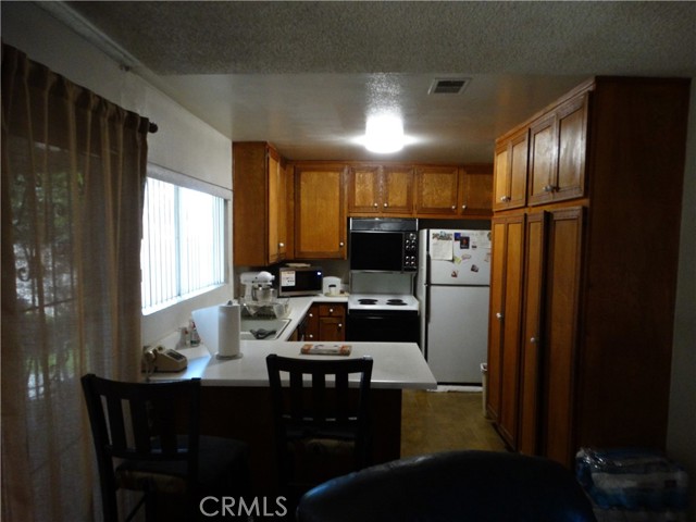 Detail Gallery Image 3 of 14 For 165 S Connie Cir, Anaheim,  CA 92806 - 4 Beds | 2/1 Baths