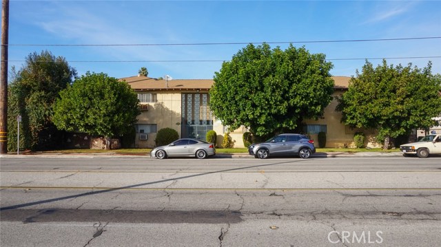 1011 W Cypress Street Covina, California Cypress Villa is a 12-unit multifamily investment property located at 1011 West Cypress Street, Covina, CA. Built in 1963, Cypress Villa offers of an attractive mix of 2, 1 bed/1 bath units, 3, 2 bed/1 bath units, 4, 2 bed/1.5 bath units, 2, 2 bed/1.75 bath units, and 1, 2 bed/2 bath unit. The property also offers amenities including tuck-under parking, gated access, a central courtyard, and on-site laundry. Cypress Villa is located across the street from Northview High School which has an annual enrollment of over 1,200 students. The property is also centrally located between numerous shopping centers whose anchor tenants include Walmart Supercenter, Berts Mega Mall, 99 Cents Only Stores, CVS, Smart & Final Extra!, Lowe's, and more. Cypress Villa is conveniently located in close proximity to North Azusa Boulevard and Interstates 210 and 10, providing residents with easy access to nearby employment hubs.
