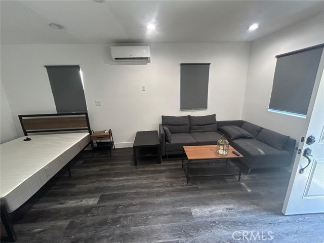 Detail Gallery Image 2 of 6 For 19138 Oxnard St, Tarzana,  CA 91356 - 0 Beds | 1 Baths