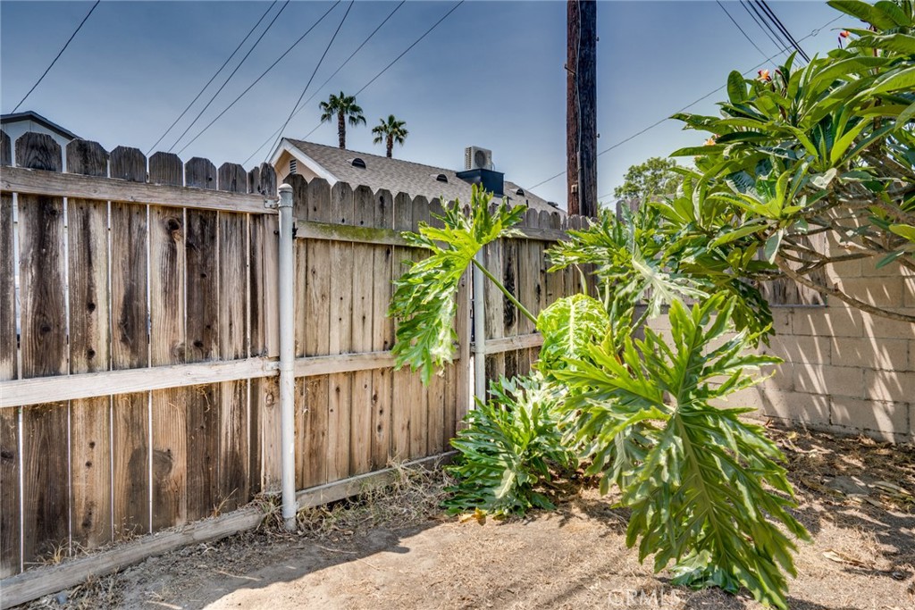 https://media.crmls.org/medias/eacd20b8-6b1c-494f-b6f2-f6cef4b1dced.jpg?preset=X-Large