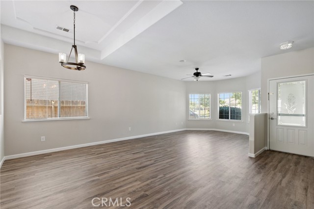 525 Mallard Avenue, Lemoore CA: https://media.crmls.org/medias/eace5b9c-cbd6-4390-b339-e1a3d46ad353.jpg