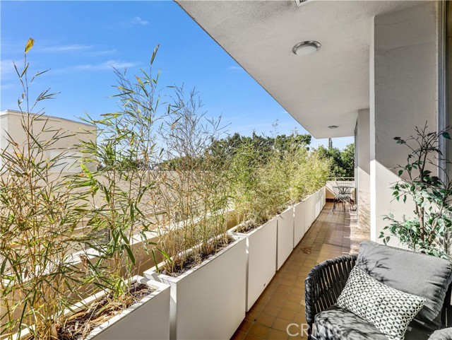 Detail Gallery Image 25 of 34 For 1333 S Beverly Glen Bld #402,  Los Angeles,  CA 90024 - 5 Beds | 5/1 Baths