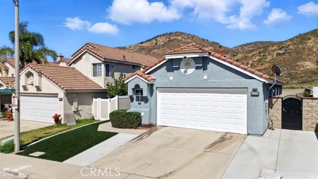 11979 Savona Dr, Fontana CA: https://media.crmls.org/medias/ead186f9-eca3-40d8-9504-6ef2e45bf30c.jpg