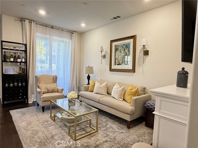 Detail Gallery Image 3 of 15 For 22885 Acoustic, Saugus,  CA 91350 - 2 Beds | 2/1 Baths