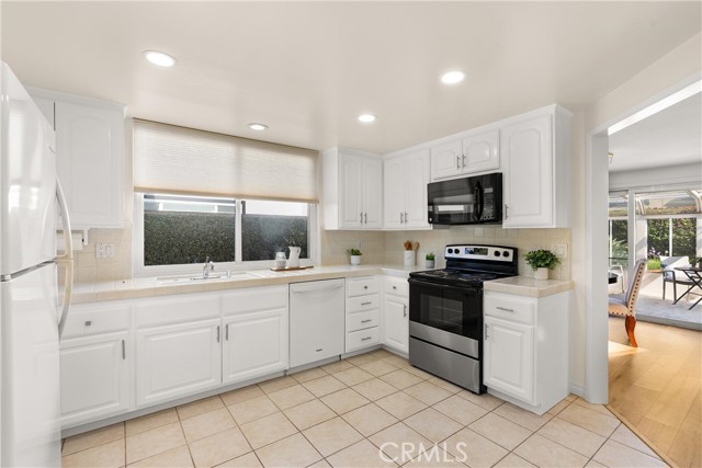 Detail Gallery Image 14 of 44 For 6811 Jardines Dr, Huntington Beach,  CA 92647 - 3 Beds | 2 Baths
