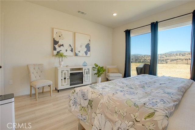 208 Luna Way, Hollister CA: https://media.crmls.org/medias/ead3d7dd-ed05-4bae-beb1-eade2463463e.jpg