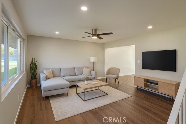 Spacious living room
(virtually staged)