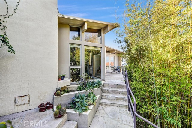 Detail Gallery Image 2 of 27 For 3830 Buena Park Dr, Studio City,  CA 91604 - 3 Beds | 3 Baths