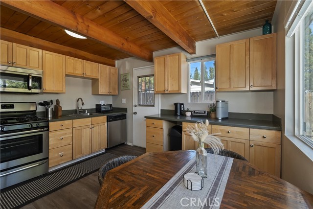 Detail Gallery Image 13 of 35 For 728 W Aeroplane, Big Bear City,  CA 92314 - 2 Beds | 2 Baths