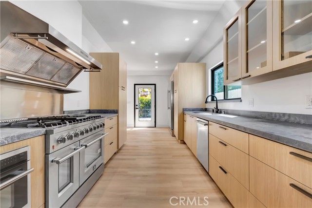 Detail Gallery Image 38 of 72 For 1145 S Longwood, Los Angeles,  CA 90019 - 4 Beds | 3 Baths