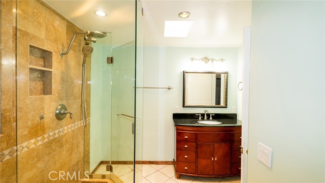 Detail Gallery Image 14 of 29 For 7311 Kester Ave #11,  Van Nuys,  CA 91405 - 2 Beds | 2/1 Baths