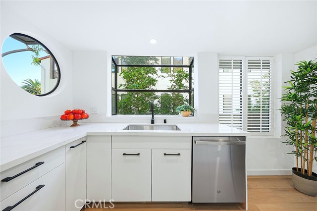 Detail Gallery Image 11 of 29 For 11601 Montana Ave #7,  Los Angeles,  CA 90049 - 2 Beds | 3 Baths