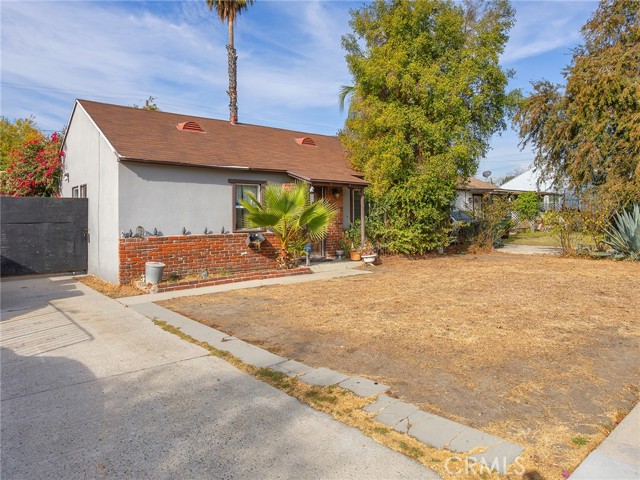 2215 N Brighton Street, Burbank CA: https://media.crmls.org/medias/eadb1564-bb9f-4b24-ab07-93dd37b14fd3.jpg