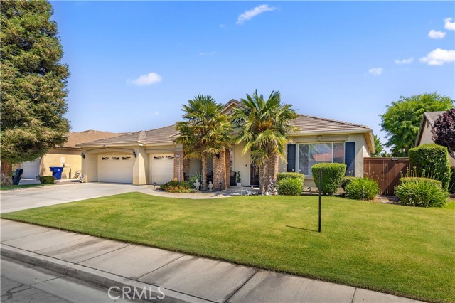 9403 Big Bear Lake Court, Bakersfield CA: https://media.crmls.org/medias/eade9c63-75e0-4872-a0aa-a1f479b4b486.jpg
