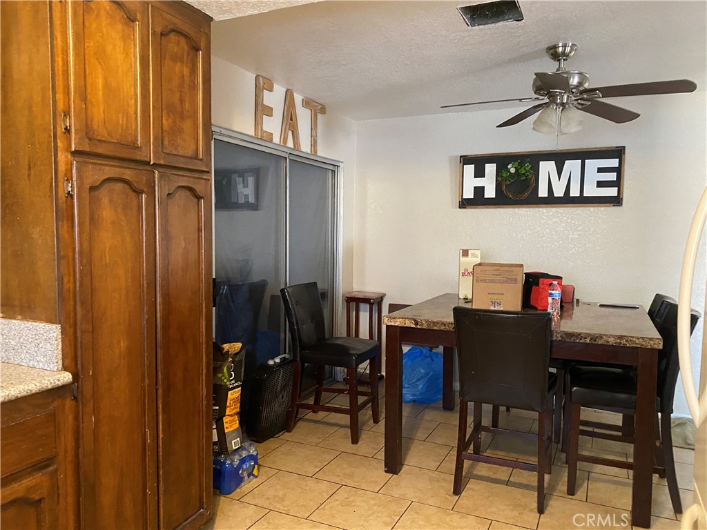 https://media.crmls.org/medias/eae1c70d-9ae7-43f2-bdc1-bc947ca437ec.jpg?preset=X-Large