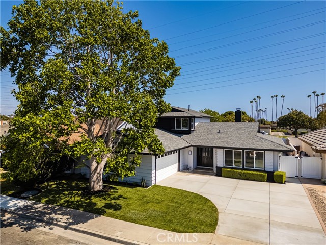 9802 Effingham Drive, Huntington Beach CA: https://media.crmls.org/medias/eae25dd3-7e83-433e-bedd-ddbdb93dfb49.jpg
