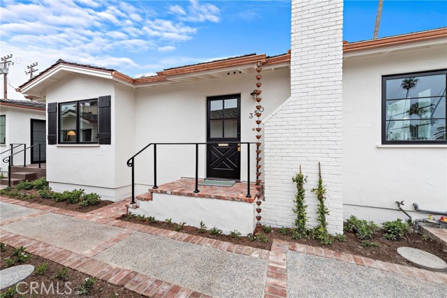 350 Cliff, Laguna Beach CA: https://media.crmls.org/medias/eae42441-d3f4-4a37-aed9-a8f19cef8372.jpg