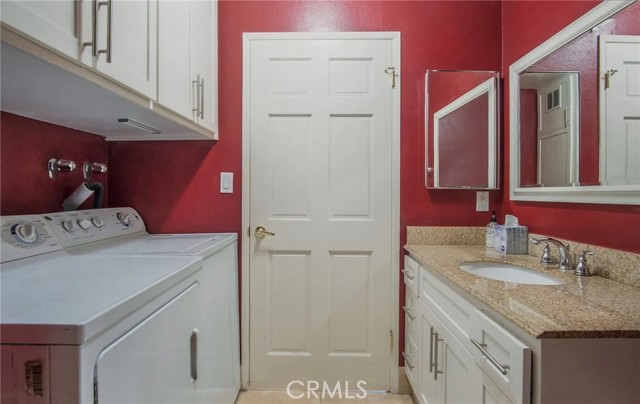 Detail Gallery Image 12 of 20 For 3121 Colorado Ave, Santa Monica,  CA 90404 - 3 Beds | 2/1 Baths