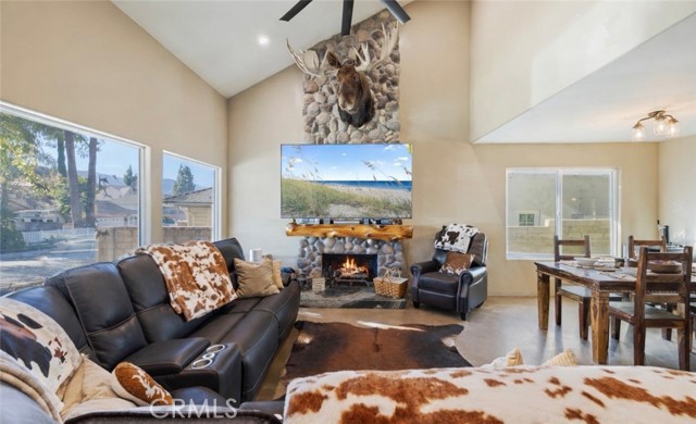 Detail Gallery Image 3 of 46 For 28975 Lotusgarden Dr, Canyon Country,  CA 91387 - 4 Beds | 3 Baths