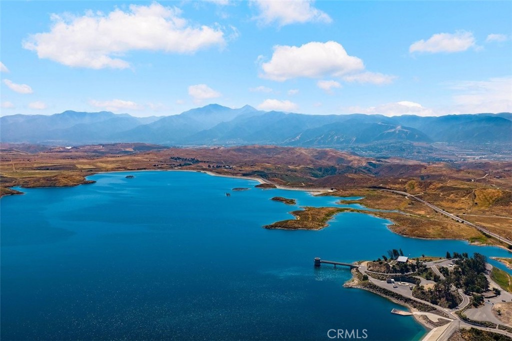 https://media.crmls.org/medias/eae5869f-cae5-4ad8-90cb-85cc82b4e760.jpg?preset=X-Large