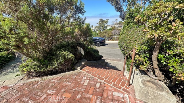 625 High Dr, Laguna Beach CA: https://media.crmls.org/medias/eaebc30d-42f8-4fa1-9122-ec587e8feef3.jpg