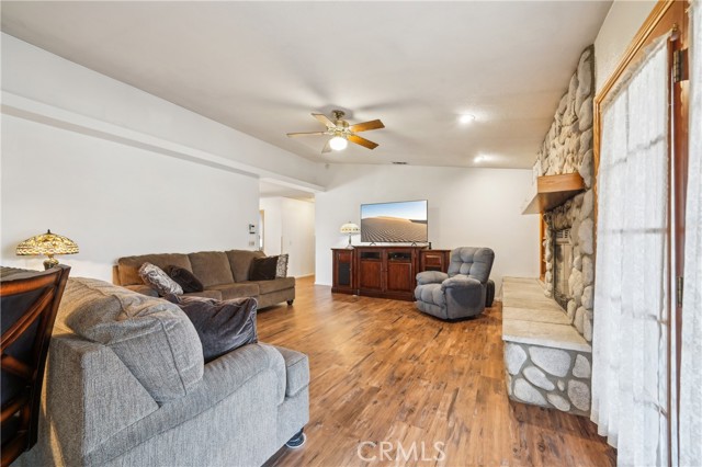 13319 Waco Ln, Apple Valley CA: https://media.crmls.org/medias/eaec24d1-30f7-40bc-b305-a38bbb27aa8a.jpg