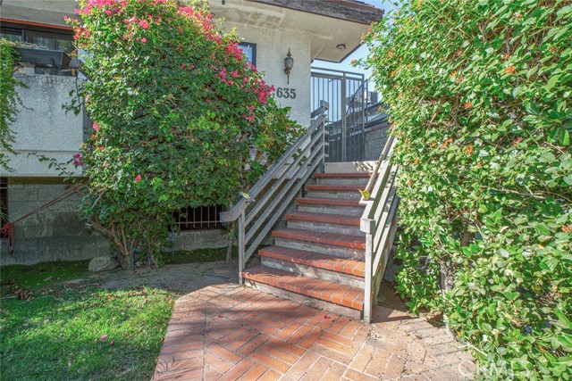 Detail Gallery Image 5 of 33 For 635 E Angeleno #D,  Burbank,  CA 91501 - 2 Beds | 2/1 Baths