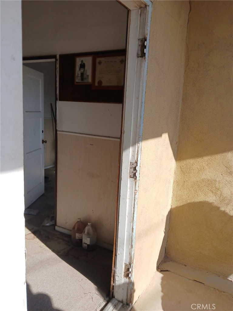 https://media.crmls.org/medias/eaf4e258-9549-4f18-879e-086e2b1beda7.jpg?preset=X-Large