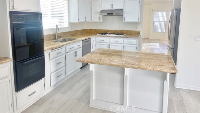 57281 Titian Court, Yucca Valley CA: https://media.crmls.org/medias/eaf8dc18-c7ab-42a9-89f6-666191941fc8.jpg