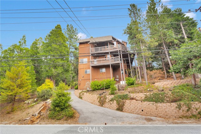 825 Grass Valley Road, Lake Arrowhead CA: https://media.crmls.org/medias/eafb345a-cfcc-4182-9806-371acb4ce9f9.jpg