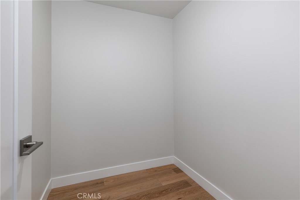 https://media.crmls.org/medias/eafb6d31-fd69-46d3-aff3-37cb76d76f39.jpg?preset=X-Large
