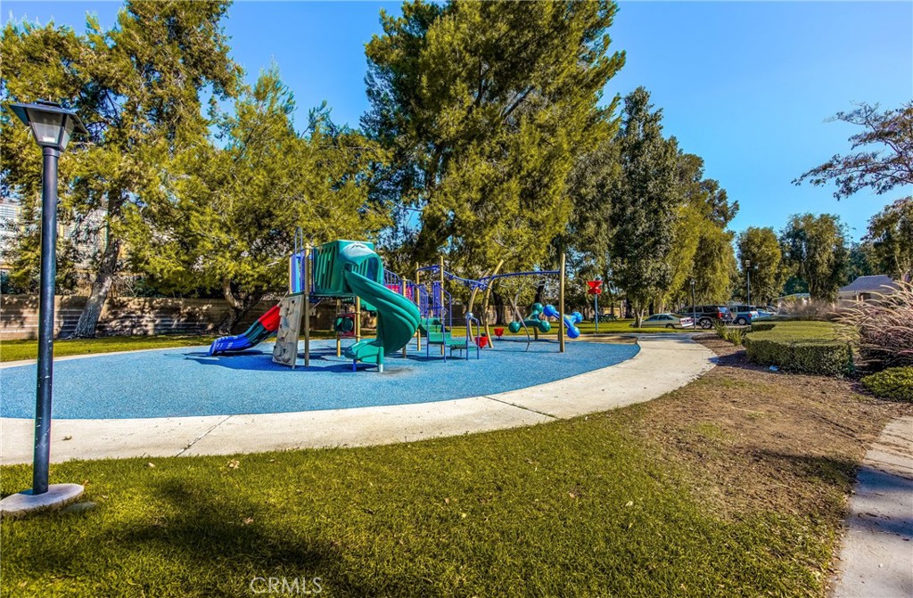 https://media.crmls.org/medias/eafbff45-d94c-44b1-a66d-d2793cca32e7.jpg?preset=X-Large
