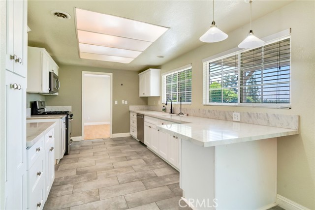 Detail Gallery Image 11 of 29 For 6193 Promontory Ln, Riverside,  CA 92506 - 4 Beds | 2/1 Baths