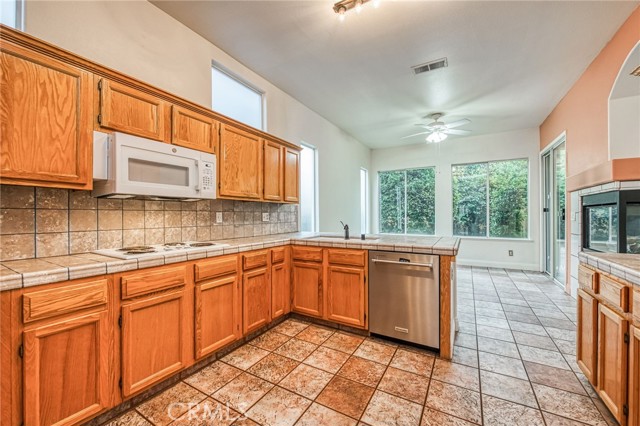 Detail Gallery Image 11 of 50 For 7618 N Ellendale Ave, Fresno,  CA 93722 - 3 Beds | 2/1 Baths