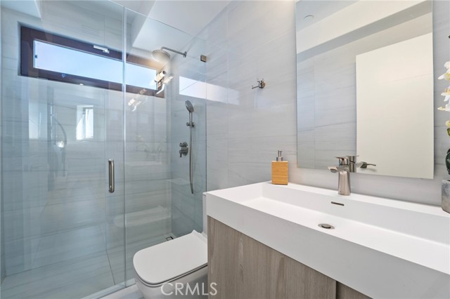 Detail Gallery Image 33 of 53 For 930 15th St #3,  Santa Monica,  CA 90403 - 3 Beds | 3/1 Baths