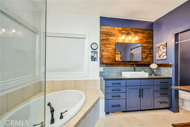 Detail Gallery Image 12 of 27 For 18700 Oak Grove Rd, Hidden Valley Lake,  CA 95467 - 3 Beds | 2/1 Baths