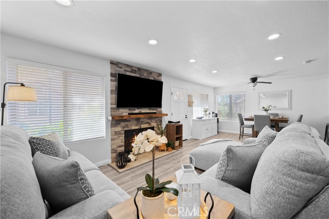 Detail Gallery Image 5 of 40 For 22637 Copper Hill #90,  Saugus,  CA 91350 - 2 Beds | 2/1 Baths