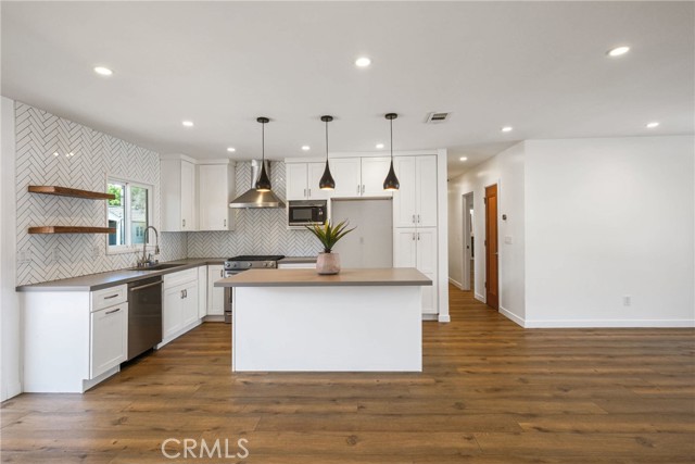 6615 Farralone Avenue, Woodland Hills CA: https://media.crmls.org/medias/eb084b67-081c-4f63-9a5d-043b256f1e5c.jpg
