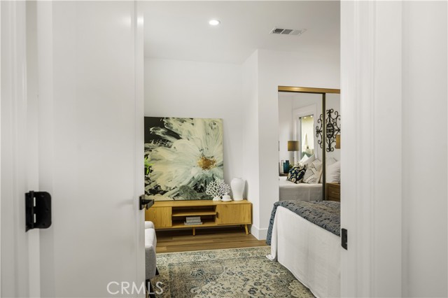 6005 S La Brea Avenue, Los Angeles CA: https://media.crmls.org/medias/eb08563f-d0a6-4399-a2b3-2ecd92106b20.jpg