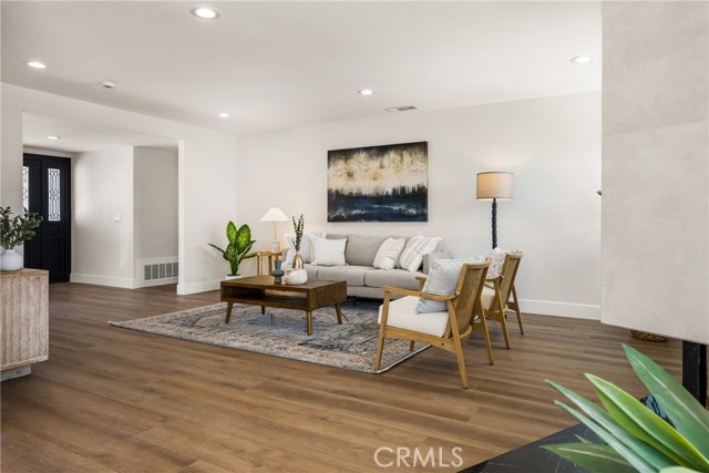 9802 Effingham Drive, Huntington Beach CA: https://media.crmls.org/medias/eb08e3a9-0ec0-4b44-9638-4c455cdcd0a8.jpg
